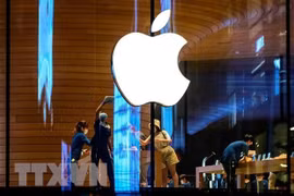 Biểu tượng Apple tại một cửa hàng của hãng. (Ảnh: AFP/TTXVN) 