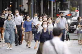 Người dân đeo khẩu trang phòng dịch COVID-19 tại Tokyo, Nhật Bản, ngày 13/7/2022. (Ảnh: Kyodo/TTXVN) 