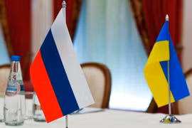 Quốc kỳ hai nước tại vòng đàm phán gần đây ở Belarus. (Ảnh: Tass)