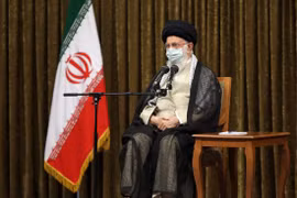 Đại giáo chủ Iran Ali Khamenei phát biểu trong cuộc họp với Tổng thống Iran Ebrahim Raisi cùng nội các tại Tehran ngày 28/8/2021. (Ảnh: AFP/ TTXVN)