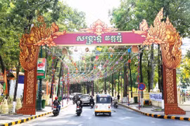 Trong dịp Tết cổ truyền Chol Chnam Thmey 2024, thắng cảnh Wat Phnom là một trong 4 địa điểm tổ chức lễ hội Sangkran trên địa bàn Thủ đô Phnom Penh. (Ảnh: Hoàng Minh/TTXVN)