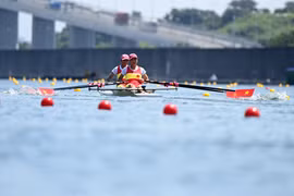 Cặp vận động viên Lường Thị Thảo (trước) và Đinh Thị Hảo thi đấu nội dung rowing đôi nữ hạng nhẹ tại Olympic Tokyo 2020 diễn ra ở Nhật Bản, ngày 24/7/2021. (Ảnh: AFP/TTXVN)