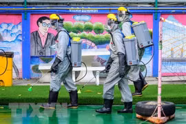 Phun thuốc khử trùng nhằm ngăn chặn sự lây lan của dịch COVID-19 tại Bangkok, Thái Lan. (Ảnh: AFP/TTXVN) 