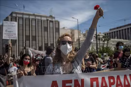 Hơn 16.000 người đã tham gia các cuộc biểu tình riêng rẽ ở thủ đô Athens do các công đoàn và đảng đối lập tổ chức(Ảnh: AFP/TTXVN) 