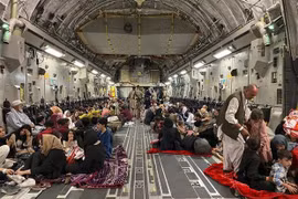Người dân Afghanistan bên trong một máy bay quân sự Mỹ, chuẩn bị được sơ tán khỏi sân bay quốc tế ở Kabul, ngày 19/8/2021. (Ảnh: AFP/TTXVN) 