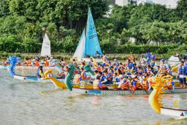 Các hoạt động dưới nước diễn ra sôi nổi tại Lễ hội Sông nước TP Hồ Chí Minh lần thứ nhất năm 2023. (Nguồn: TTXVN)
