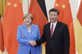 Chủ tịch Trung Quốc Tập Cận Bình và Thủ tướng Đức Angela Merkel. (Ảnh: AFP) 