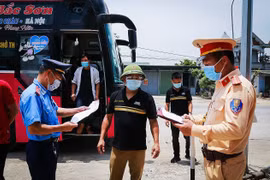 Lực lượng chức năng tại chốt kiểm soát COVID-19 . (Ảnh: Trọng Đạt - TTXVN)