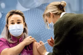 Têm vaccine phòng COVID-19 tại Veghel, Hà Lan. (Ảnh: AFP/TTXVN) 