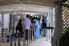 Nhân viên y tế lấy mẫu xét nghiệm cho người dân ở Seoul, Hàn Quốc, ngày 20/7/2022. (Ảnh: YONHAP/TTXVN) 
