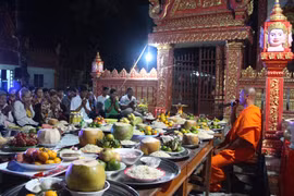 Đại đức Danh Tuấn, Trụ trì chùa Ratana Paphia Vararam (xã Vị Bình, huyện Vị Thủy), thuyết pháp đến Phật tử tại Lễ Ok Om Bok. (Ảnh: Hồng Thái/TTXVN)