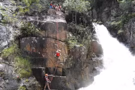 Thành viên trong đoàn kiểm tra trực tiếp trải nghiệm tour du lịch mạo hiểm vượt thác Datanla. (Ảnh: Nguyễn Dũng/TTXVN)