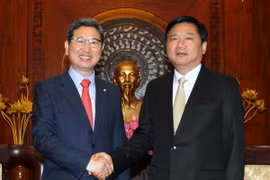 Bí thư Thành ủy TP.HCM Đinh La Thăng đã tiếp Chủ tịch Hội Nghị sỹ hữu nghị Việt Nam-Hàn Quốc Kim Hack-Young. (Ảnh: Thanh Vũ/TTXVN)