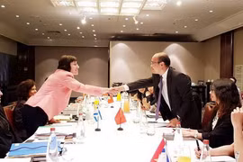 Đại diện đoàn đàm phán Việt Nam-Israel trao đổi thông tin tại phiên họp. (Ảnh: Việt Thắng/Vietnam+)