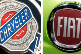 Biểu tượng Chrysler (trái) và Fiat. (Nguồn: EPA/TTXVN)