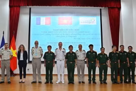 Các đại biểu chụp ảnh chung sau buổi tọa đàm. (Ảnh: Dương Giang/TTXVN)