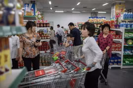 Người dân mua sắm tại một siêu thị ở Bình Nhưỡng, Triều Tiên. (Nguồn: AFP/TTXVN)