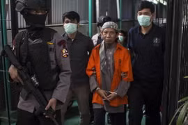 Cảnh sát vũ trang Indonesia áp giải giáo sỹ Hồi giáo cực đoan Aman Abdurrahman (áo cam) tới Tòa án Nam Jakarta. (Nguồn: AFP/TTXVN)
