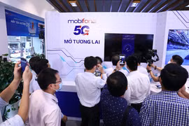 Các khách hàng trải nghiệm tốc độ 5G của MobiFone. (Ảnh: MobiFone)