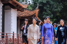 Sáng 19/10, Phu nhân của Thủ tướng Nhật, bà Suga Mariko và bà Trần Thị Nguyệt Thu - Phu nhân của Thủ tướng Nguyễn Xuân Phúc đã ghé thăm di tích lịch sử Văn Miếu-Quốc Tử Giám. (Ảnh: Minh Sơn/Vietnam+)