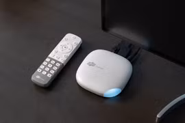 Thiết kế của Bộ giải mã FPT TV 4K FX6 được lấy cảm hứng từ những viên đá cuội rất nhỏ gọn, bo cong ở các góc. (Ảnh: PV/Vietnam+)
