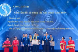 Công trình 'Chuyển đổi số công tác vận hành khai thác' của Nhóm kỹ sư Quản lý Chất lượng Trung tâm Quản lý Điều hành mạng Tổng công ty viễn thông MobiFone đã vinh dự nhận giải. (Ảnh: MobiFone)