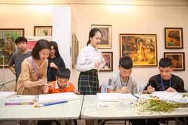 Sáng 14/12, một lớp dạy vẽ đặc biệt đã được tổ chức tại Bảo tàng Mỹ thuật Việt Nam. (Ảnh: Minh Sơn/Vietnam+)