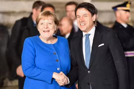 Thủ tướng Italy Giuseppe Conte (phải) và Thủ tướng Đức Angela Merkel trong cuộc gặp tại Rome ngày 11/11/2019. (Ảnh: AFP/ TTXVN)