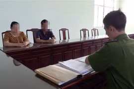 Công an làm việc với người dân bị lừa qua điện thoại, mạng xã hội. (Ảnh: Nguyễn Văn Việt/ TTXVN)