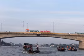 Du khách tham quan nông trại sạch. (Ảnh: Ánh Tuyết/TTXVN)
