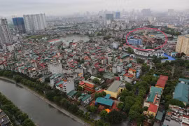 Khu nhà xưởng bị cháy của Công ty CP Bóng đèn Phích nước Rạng Đông (vòng tròn đỏ). (Ảnh: Thành Đạt - TTXVN)