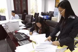 Hoạt động của kiểm toán viên Kiểm toán Nhà nước tại Ngân hàng Phát triển Nhà đồng bằng sông Cửu Long, Chi nhánh Hà Nội. (Ảnh: Phạm Hậu/TTXVN)