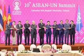Lãnh đạo các nước ASEAN và Tổng thư ký Liên hợp quốc Antonio Guterres chụp ảnh chung. (Ảnh: Ngọc Quang/TTXVN)