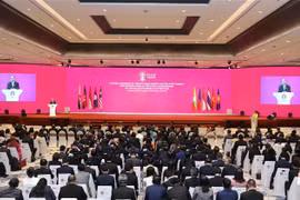 Thủ tướng Nguyễn Xuân Phúc phát biểu tại Lễ bế mạc Hội nghị Cấp cao ASEAN 35 và tiếp nhận vai trò Chủ tịch ASEAN của Việt Nam năm 2020. (Ảnh: Thống Nhất/TTXVN)
