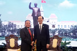 Ông Lê Thanh Liêm, Phó Chủ tịch Thường trực UBND Thành phố Hồ Chí Minh (phải) tiếp ông Ly Vann Hong, Đặc phái viên Chính phủ Hoàng gia, Quốc vụ khanh Bộ Thông tin Vương quốc Campuchia. (Ảnh: Xuân Khu/TTXVN)