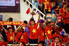 Cổ động viên vui mừng sau khi Văn Lâm cản phá thành công penalty