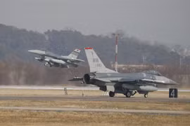Máy bay chiến đấu F-16 của Không lực Mỹ tham gia cuộc tập trận chung thường niên Vigilant Ace tại căn cứ không quân Osan ở Pyeongtaek ngày 6/12/2017. (Ảnh: AFP/TTXVN)