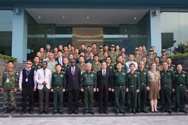 Thượng tướng Nguyễn Chí Vịnh và các chuyên gia chụp ảnh lưu niệm. (Ảnh: Dương Giang/TTXVN)
