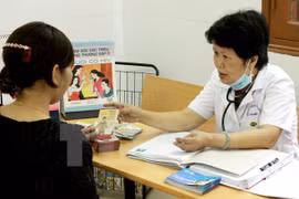 Truyền thông, điều trị dự phòng lây truyền HIV từ mẹ sang con. (Ảnh: Dương Ngọc/TTXVN)