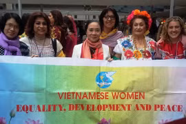 Đoàn Việt Nam mang khẩu hiệu “Phụ nữ Việt Nam vì Bình đẳng, Phát triển và Hòa bình” tham gia diễu hành vì hòa bình thế giới. (Nguồn: TW Hội LHPN VN) 