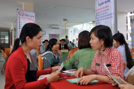 Quá trình hội nhập không chỉ tạo ra nhiều việc làm mới nhưng cũng đòi hỏi lao động tay nghề, kỹ năng cao hơn. (Ảnh minh họa: An Hiếu/TTXVN)