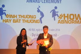 Trao giải cho tác giả giành giải tại cuộc thi. (Ảnh: PV/Vietnam+)