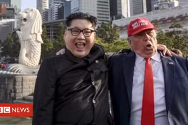 Hai người giả dạng nhà lãnh đạo Triều Tiên Kim Jong un và Tổng thống Mỹ Donald Trump. (Nguồn: BBC)