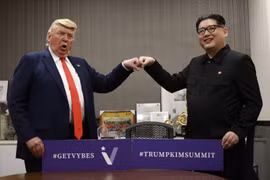 Howard X thủ vai nhà lãnh đạo Triều Tiên Kim Jong un cụng tay với Dennis Alan, người vào vai Tổng thống Mỹ Donald Trump. (Nguồn: Shanghaiist)