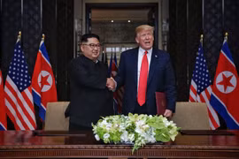 Ông Kim và ông Trump sau lễ ký kết văn kiện. (Nguồn: Straits Time)