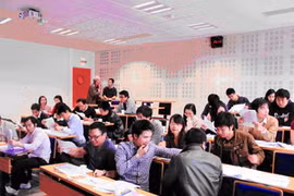 Các thành viên Quỹ Đồng hành sôi nổi tuyển chọn. (Ảnh: Hoàng Chương/Vietnam+)