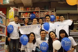 Du học sinh Việt Nam tại Pháp gây quỹ Đồng Hành. (Nguồn: Vietnam+) 