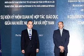 Phó Thủ tướng Nguyễn Thiện Nhân và Toàn quyền New Zealand Jerry Mateparae tại lễ kỷ niệm hợp tác giáo dục hai nước. (Ảnh: Trọng Đức /TTXVN)