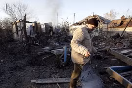  Người dân Ukraine thu dọn đống đổ nát của ngôi nhà bị phá hủy sau vụ cháy nổ kho đạn hôm 30/10. (Nguồn: AFP/TTXVN)