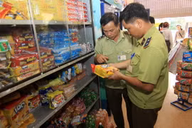 Lực lượng quản lý thị trường kiểm tra cửa hàng kinh doanh tại thành phố Hà Tĩnh. (Ảnh: Vũ Sinh/TTXVN)